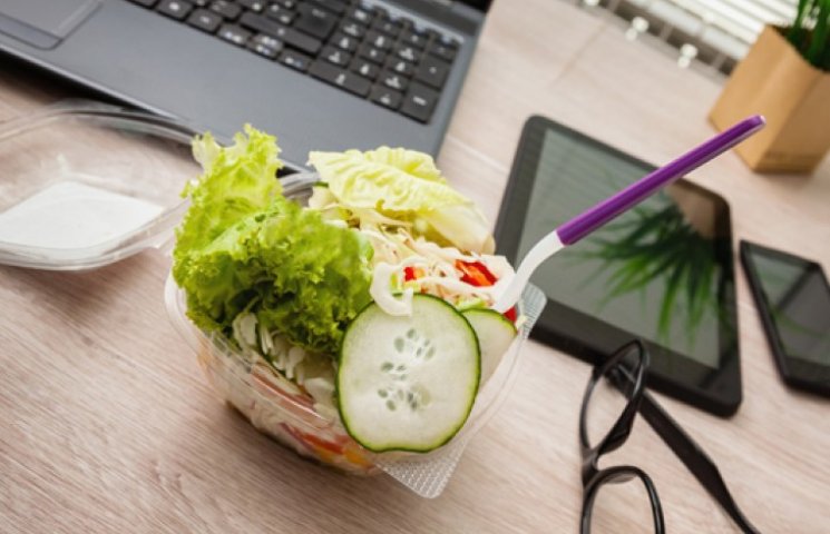 Обід на робочому місці загрожує ожиріння…