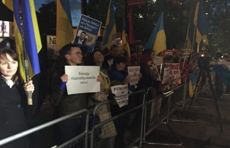 Десятки людей в центре Лондона с украинс…