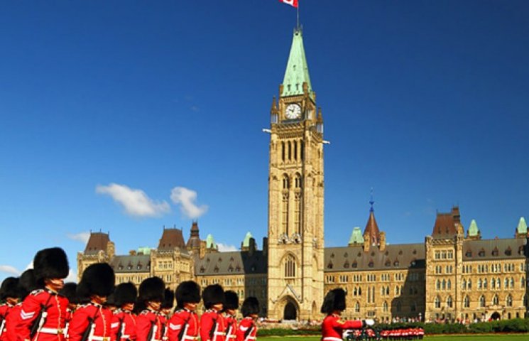В парламенте Канады неизвестный открыл с…
