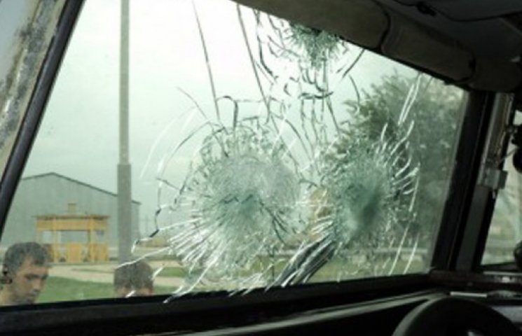 Під Маріуполем бойовики обстріляли авто…