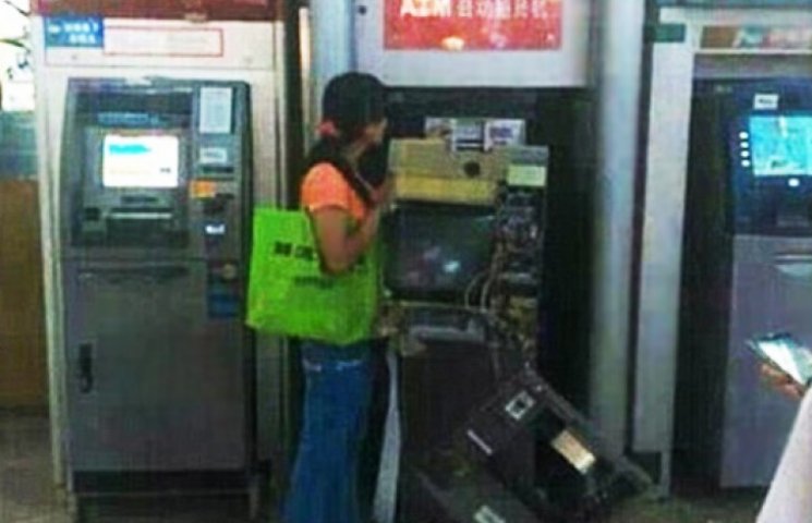 Китаянка рознесла банкомат, що не видав…