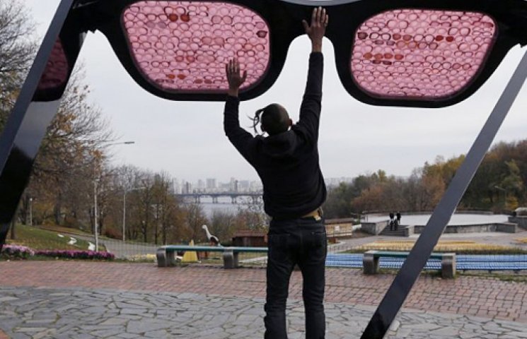 В Киеве из мостовой торчат 3-метровые ро…