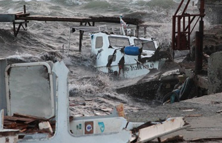 Буря в Крыму: затоплены яхты и катера, с…