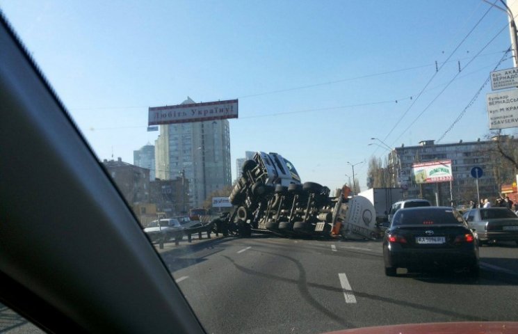 ДТП в Киеве: огромный бензовоз сложился…
