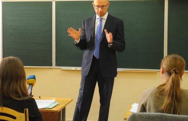 Яценюк посоветовал школьникам переходить…