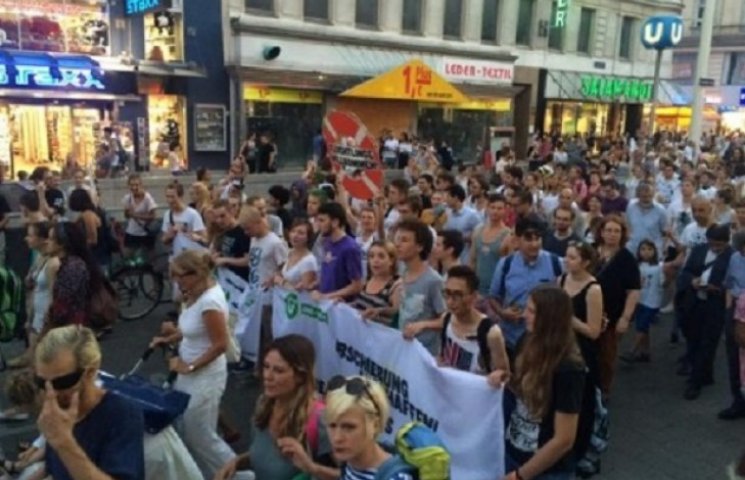 В Австрії десятки тисяч людей мітингують…