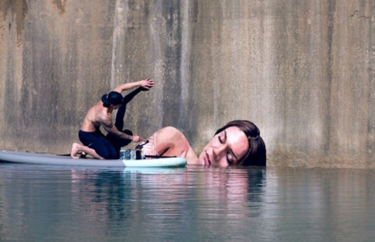 Художник дивує дівочим графіті на воді…