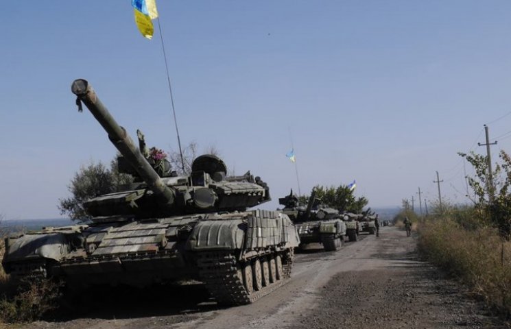 Как на Луганщине отводят украинские танк…