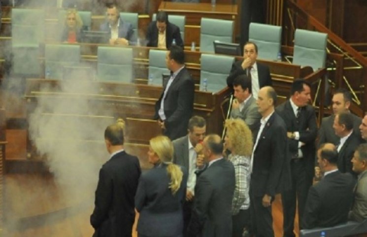 Як опозиція задимила парламент Косова (Ф…