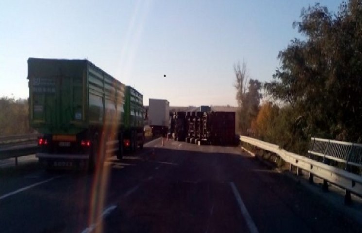 На Кіровоградщині перекинулась вантажівк…