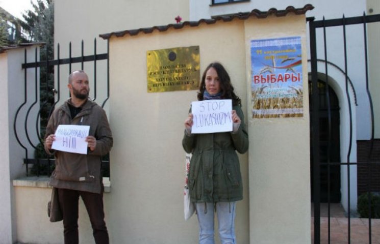 Переселенці з Луганська вимагали чесних…