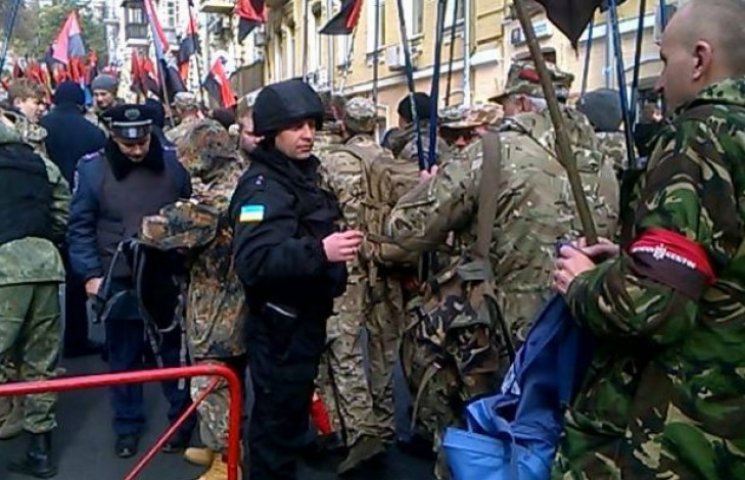 Міліція обшукує учасників "Маршу Героїв"…