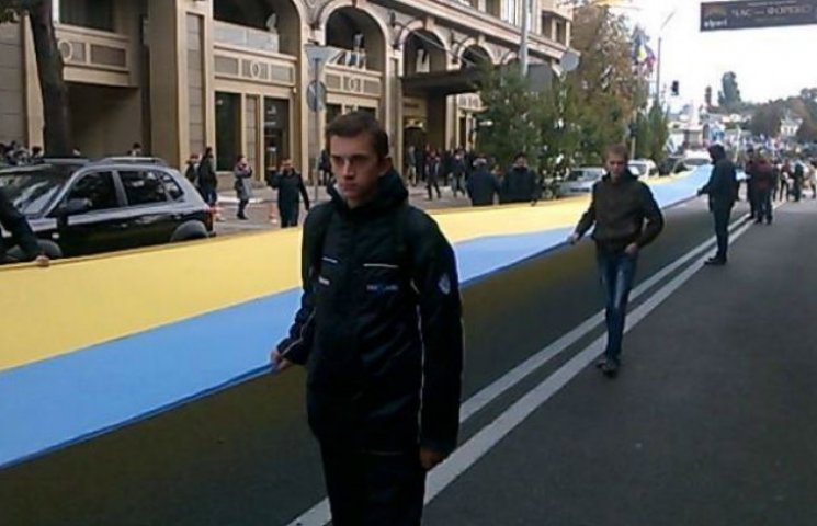 В центре Киева развернули огромный флаг…
