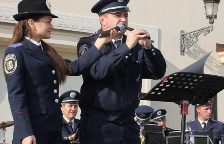 В Ужгороді міліцейський оркестр грав поп…