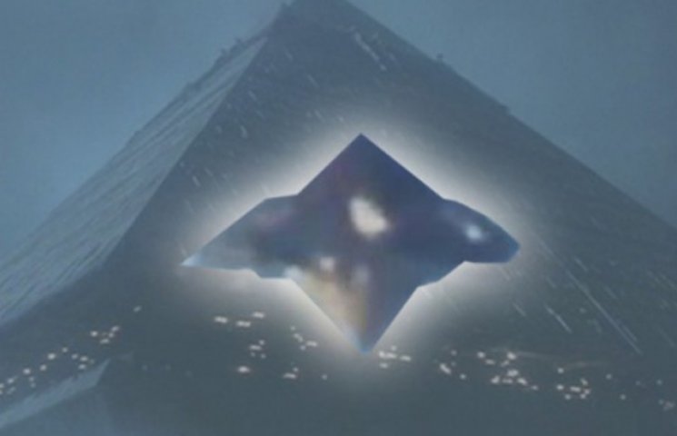НЛО в виде яркой пульсирующей пирамиды у…