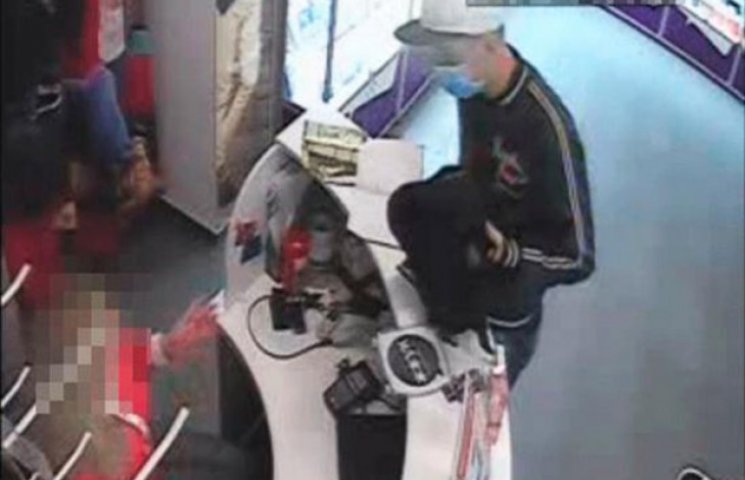 В Одесі студент пограбував магазин мобіл…