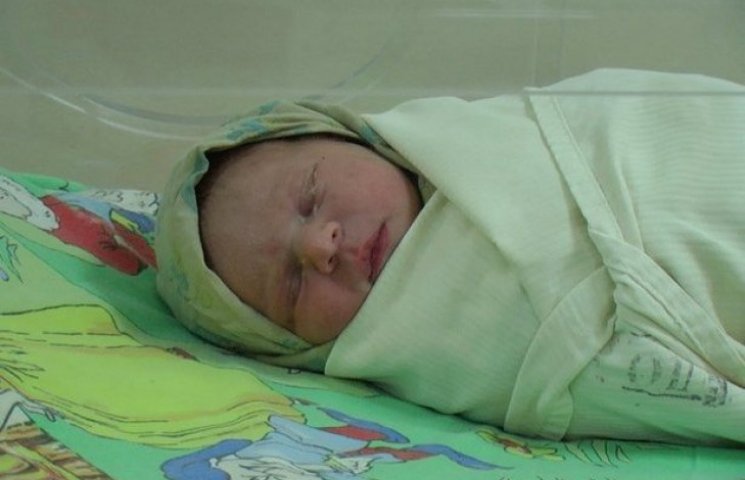 Младенец на свалке в Славянске: фотограф…