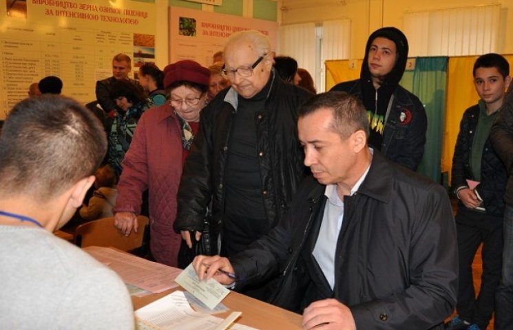 Краснов зашел в кабинку для голосования…