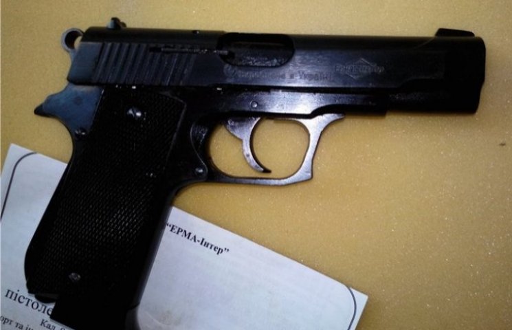 У Мукачеві жінка знайшла пістолет, діти…
