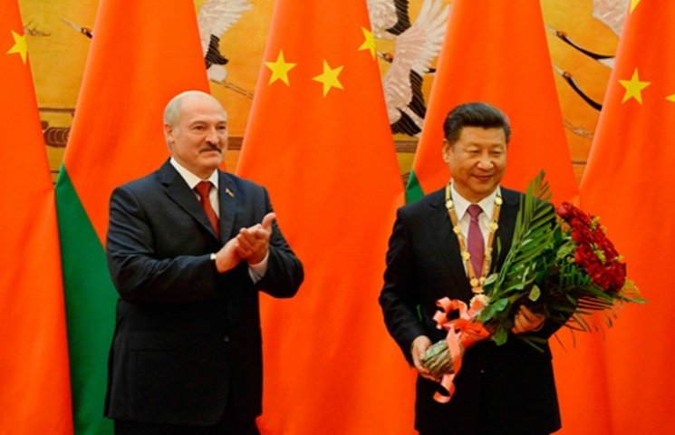 Лукашенко в Китае вручил Си Цзиньпину не…