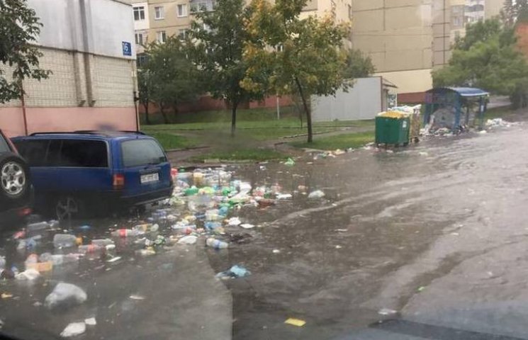 Львів затопило: містом течуть сміттєві р…