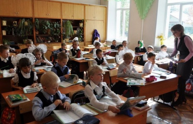 На школы в Днипре подают в суд из-за пер…