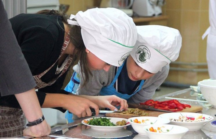 Сумських школярів вчать готувати піцу…