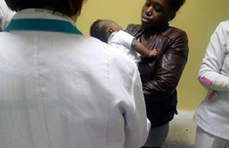 Маму-іноземку з немовлям у Тернополі виг…