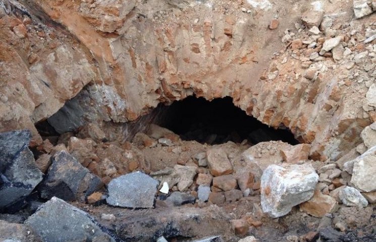 У Житомирі екскаватор провалився в підзе…