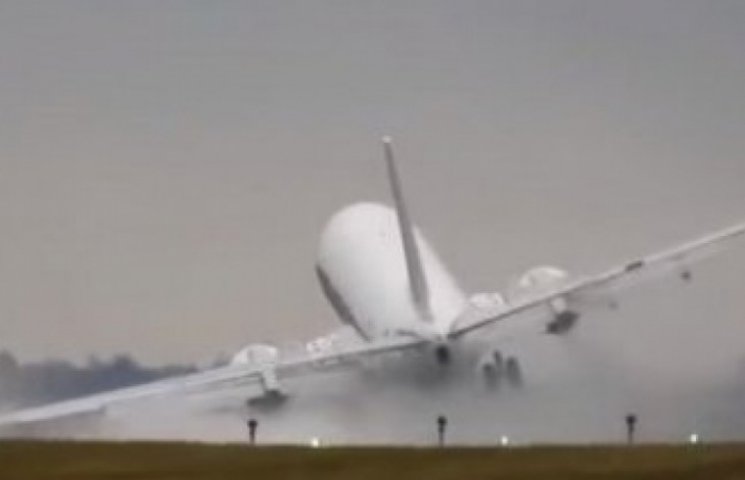 Сеть шокировало видео посадки самолета в…