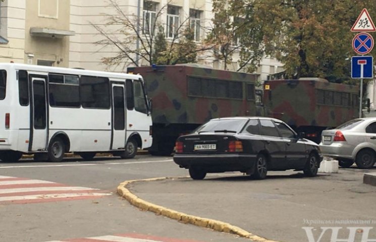 Возле здания МВД в Киеве перекрыто движе…
