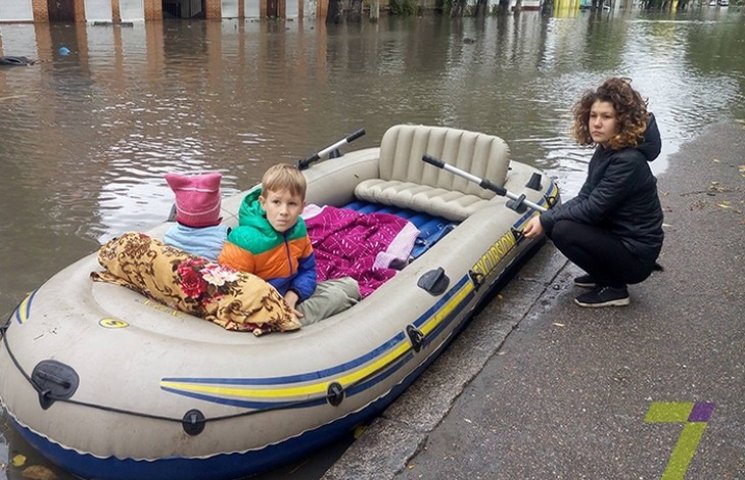 В Одессе мать с детьми поплыла в магазин…