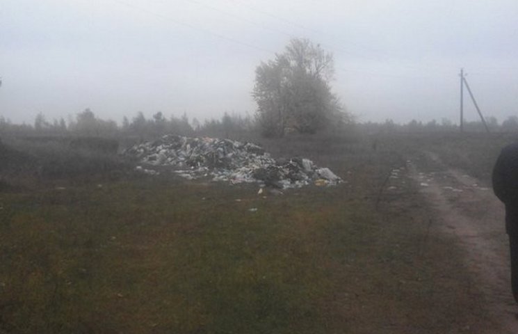 У "підпільному" смітті на Житомирщині зн…