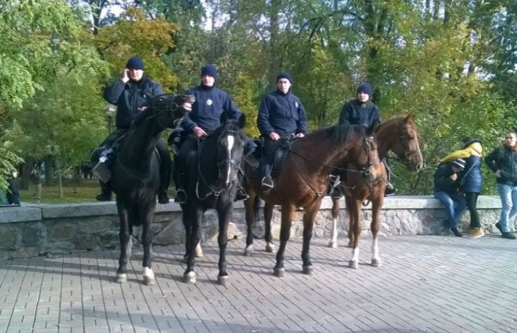 Как полиция на лошадях охраняет марш нац…