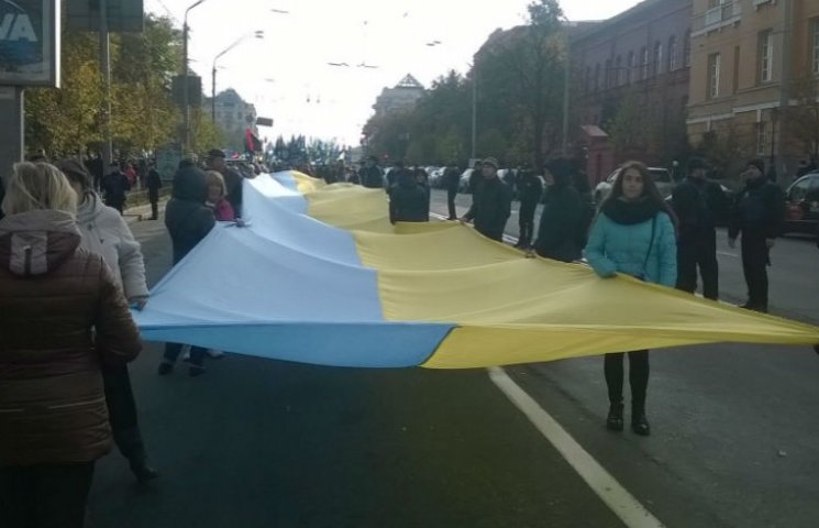 Националисты развернули огромный флаг Ук…