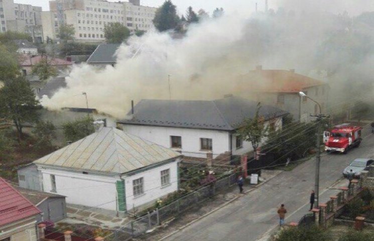 У Тернополі горить будинок…
