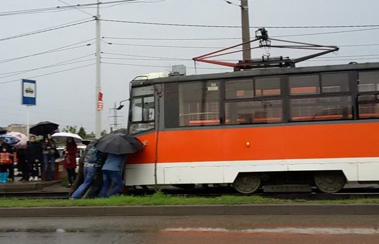 В Краснодаре пассажиры затолкали трамвай…