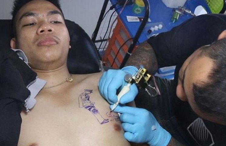 В Таиланде делают бесплатные тату в чест…