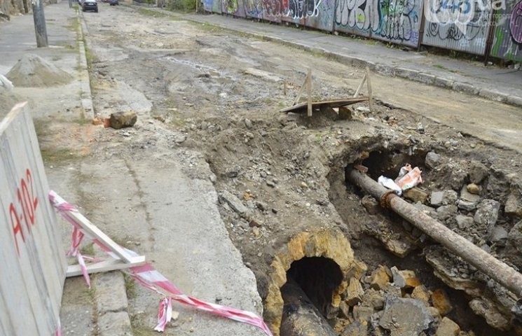 В Одесі ремонтують каналізаційний колект…