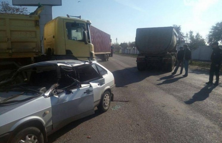 В Одесі буксирувальний трос вантажівки р…