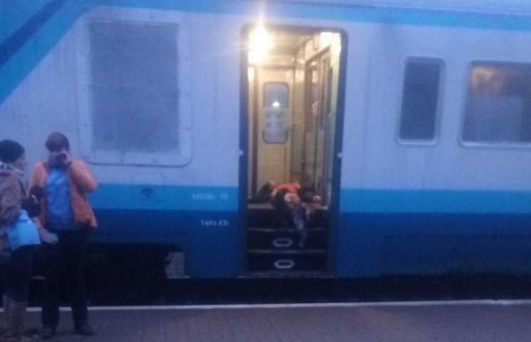 На Прикарпатье парень с отрезанной поезд…