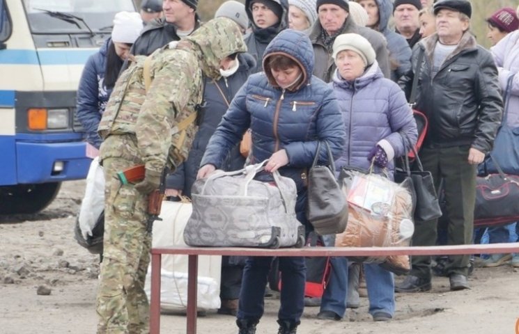 О чем жалуются люди из "ДНР", стоя в оче…
