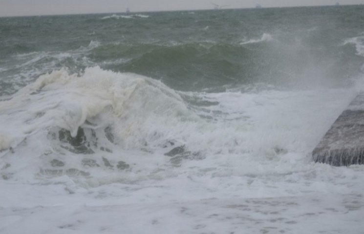 На узбережжі Одеси вирує шторм (ФОТО)…