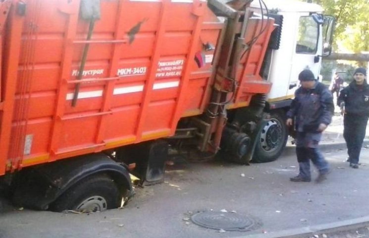 У Миколаєві сміттєвоз провалився в яму…