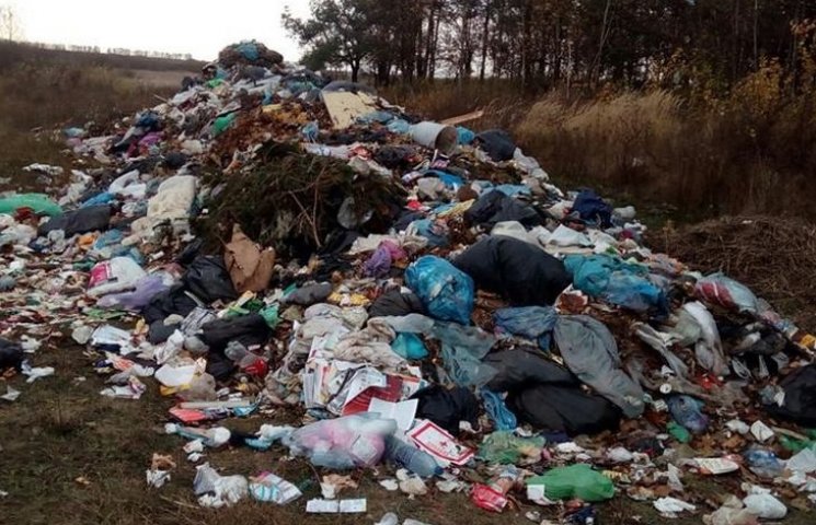 Львівське сміття вивантажили біля траси…