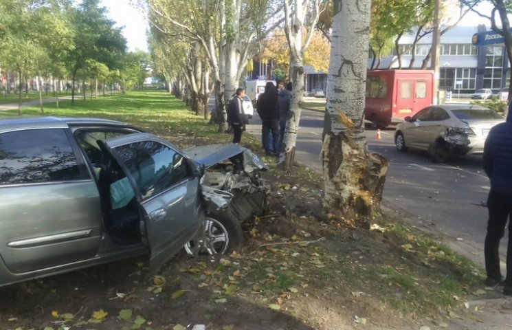 У центрі Миколаєва Nissan влетів у дерев…