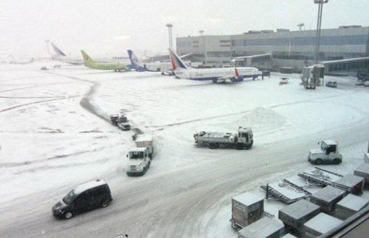 В Москве снегопад блокировал работу аэро…