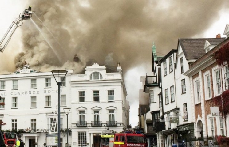 В Англии горит старейший отель страны…
