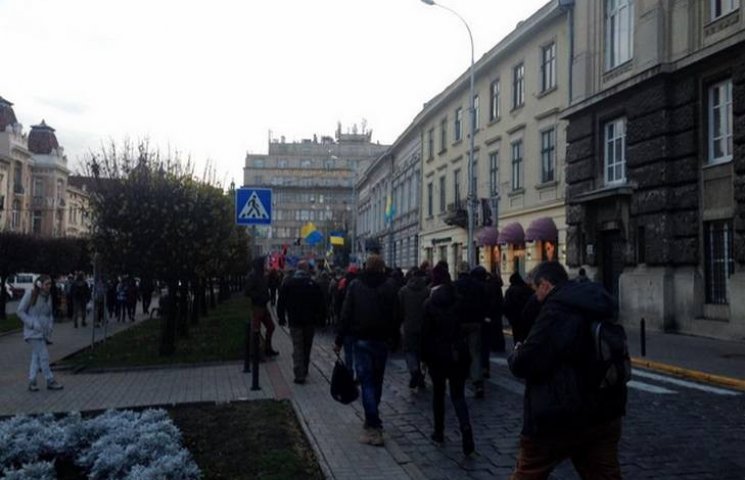 Как центром Львова разгуливают национали…