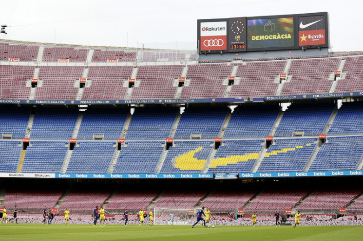 "Барселона" играет на пустом стадионе из…